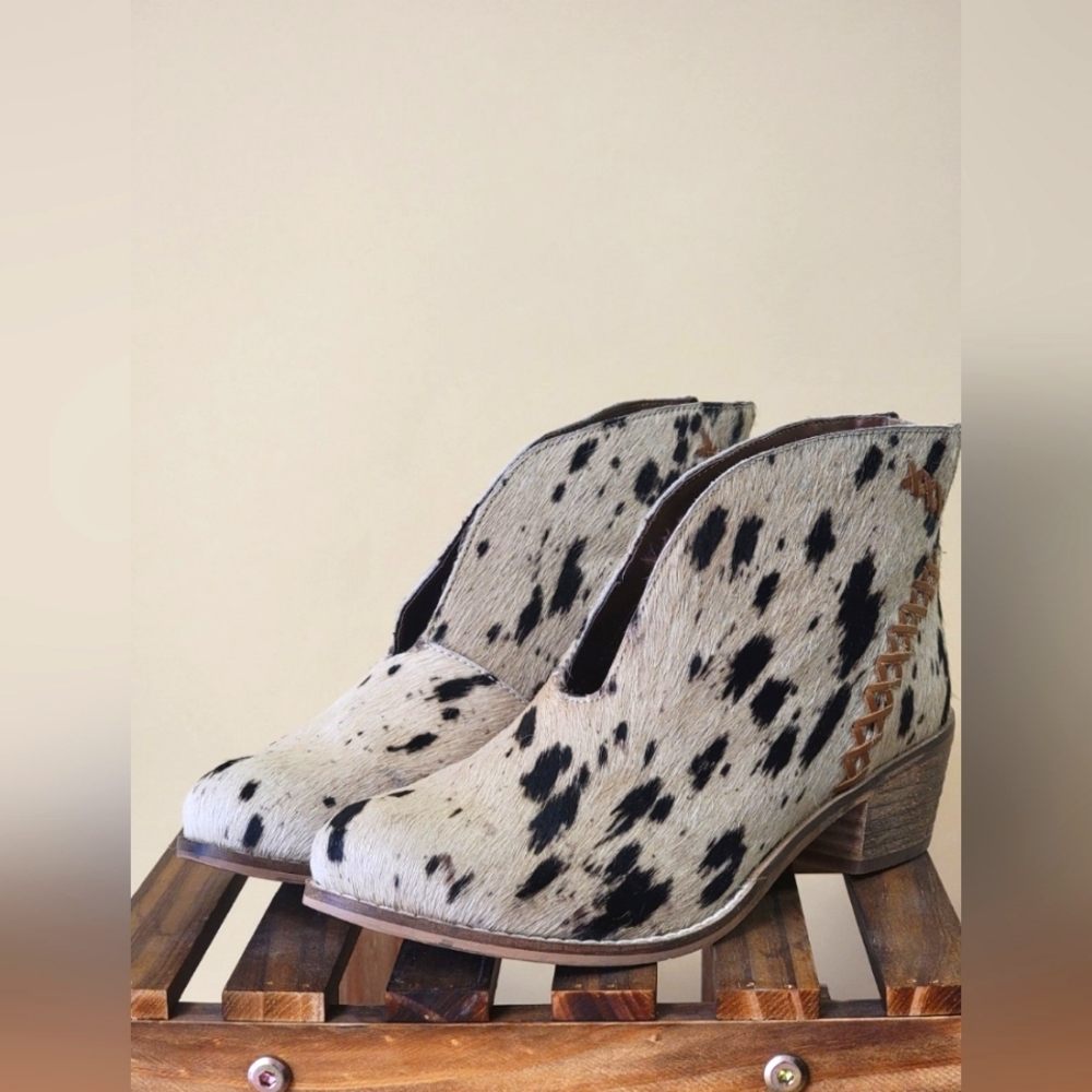 All Roads cowhide bootiesWomens shoes. Mullen, brush brown. Size 7.